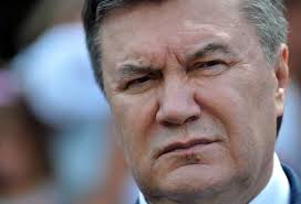 Janukovytsj sitt gretne fjes blir enda mer grettent når kulden slår mot ham i Praha.
